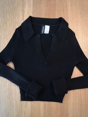 H&M Divided Black Ribbed Polo Knit Top. Size XS.